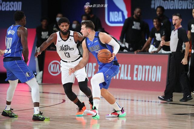 众欢呼的球 众欢呼的球